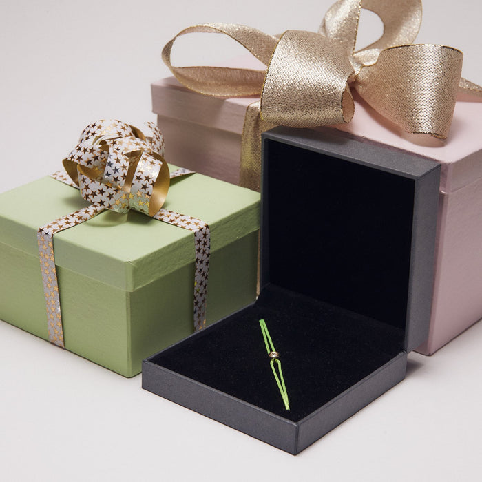 pastille de diamant bracelet vert, entouré de boite à cadeaux